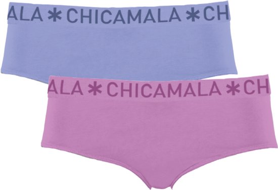 Twee CHICAMALA* slips, één lichtpaars en één roze, met logo op de tailleband.