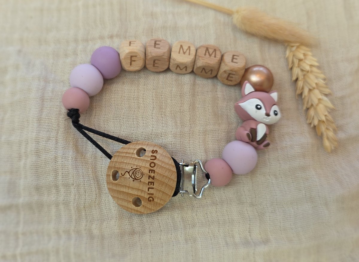 Speenkoord met naam - dier pink fox - gepersonaliseerd - handgemaakt - NEN12586 veilig - kraamcadeau - Snoezelig