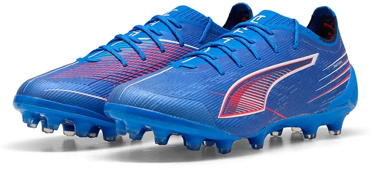 Puma Ultra 6 Ultimate Ag voetbalschoenen in blauw, EU 46, met technisch mesh bovenwerk en opvallende rode details.