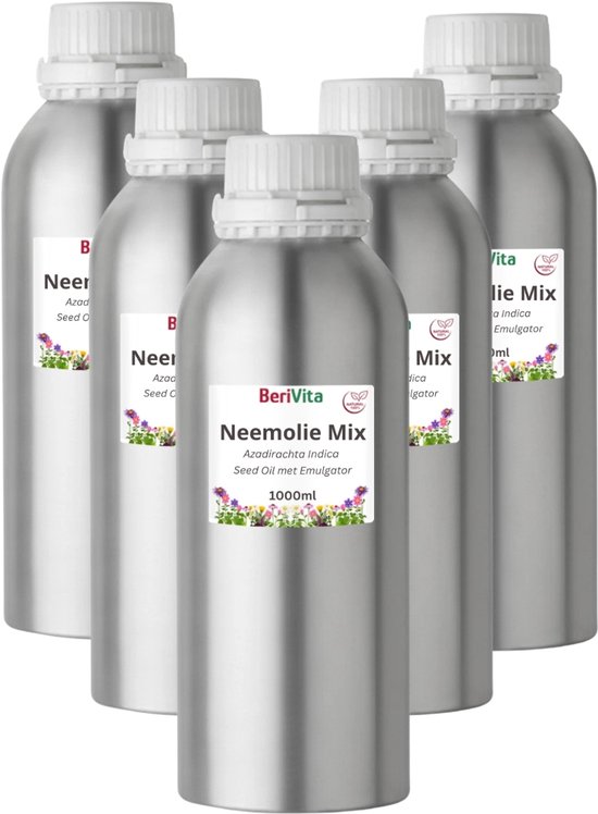 Vijf zilverkleurige flessen met witte schroefdoppen, de voorste fles met een label 'Neemolie Mix'.