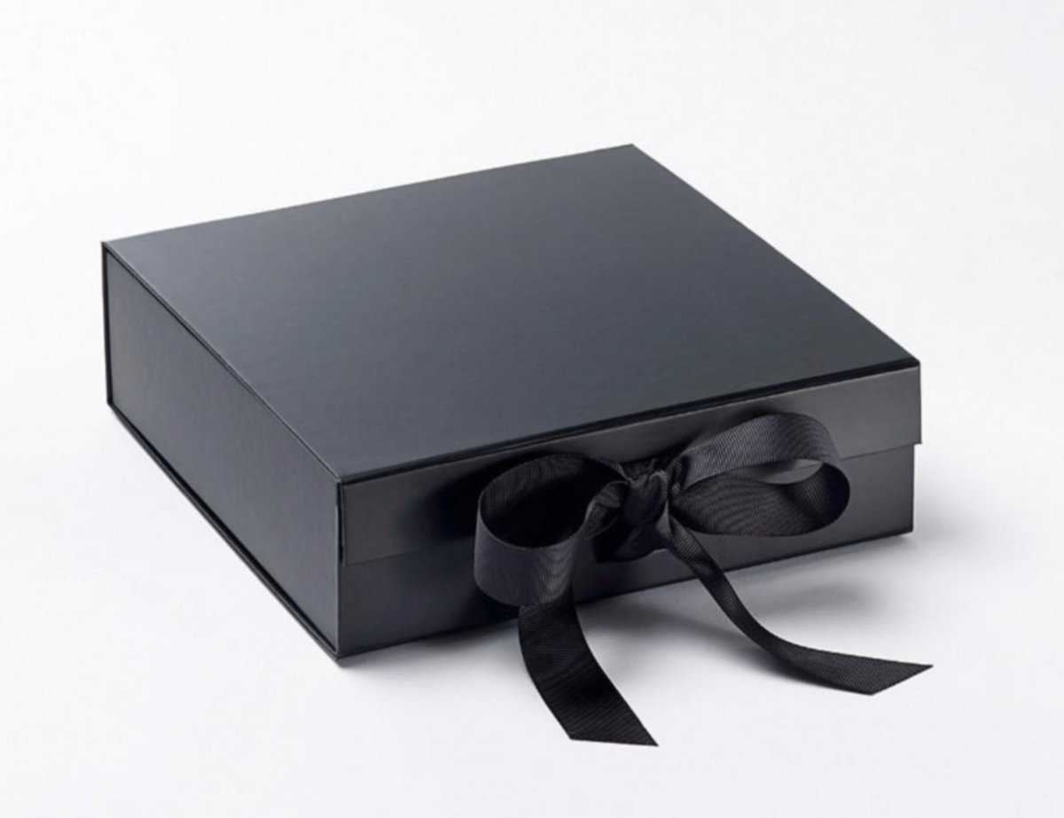 Luxe Giftbox Zwart – Magnetische Sluiting – Met Satijnen Lint – 21 x 21 cm - Cadeaudoos - Cadeauverpakking - Bruiloft cadeau