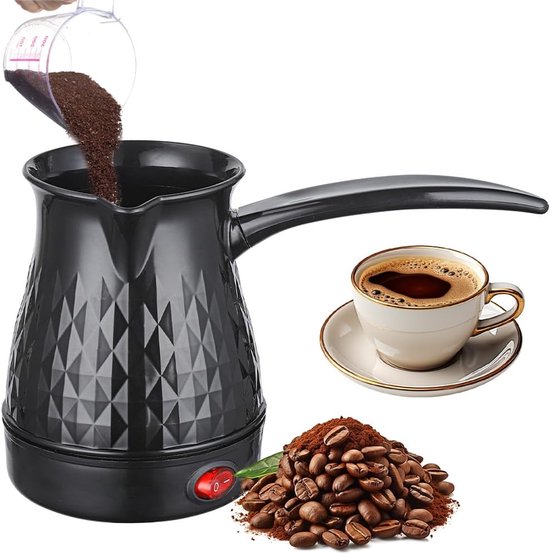 Koffiezetten met een zwarte elektrische koffiepot met diamantpatroon, met rode schakelaar, koffiebonen en een kopje koffie.