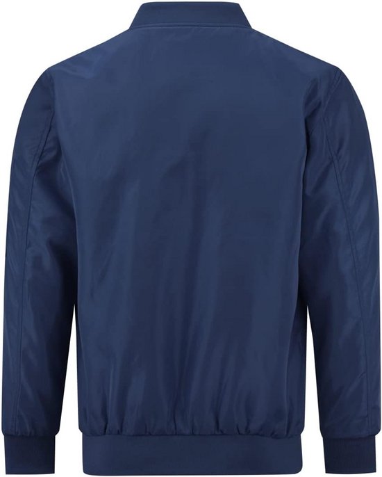 Achterkant van een donkerblauwe bomberjas met ritssluiting.