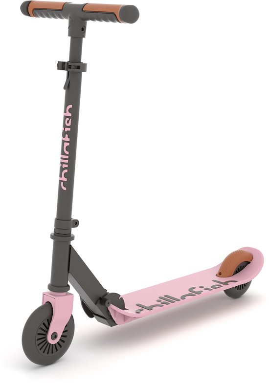 Roze Chillafish step met grijs stuur en bruine handvatten. De step heeft een in hoogte verstelbaar stuur.