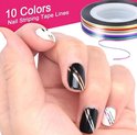 10 kleuren nail striping tape, op een hand met zwarte en witte nagels met zilveren lijnen.
