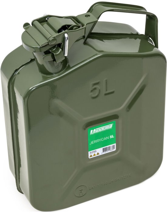 Jerrycan Aislado En Fondo Blanco. Bote De Gasolina Lleno. casez De