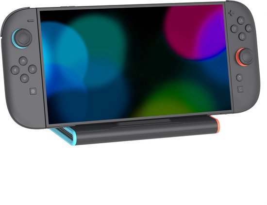 Zwarte docking station met oranje en blauwe accenten, met de Switch 2 console erop, de console toont een spel.