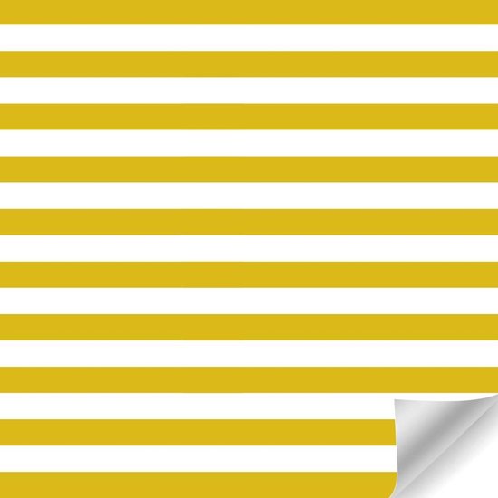 Wit cadeaupapier met horizontale mosterdgele strepen. Een hoekje is omgeslagen.
