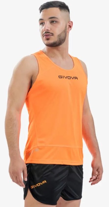 Man in een feloranje mouwloos GIVOVA sportshirt en zwarte sportbroek.