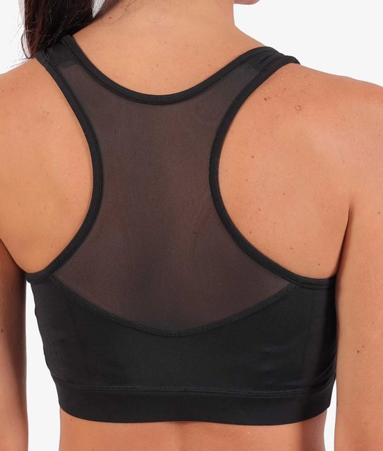 Achterkant van een zwarte sportbeha met mesh racerback.