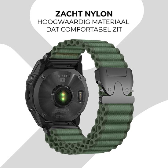 Achterkant van een zwart Garmin Tactix 7 horloge met groen, geribbeld nylon bandje en gesp. Bevat "TACTIX 7" en hartslagsensor.