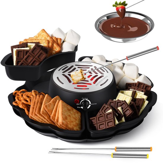 Elektrisch s'mores- en chocoladefondueapparaat met een zwarte ronde bakplaat met 4 vakken, gevuld met marshmallows, chocolade, koekjes en krakelingen.