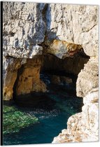 Dibond –Zee met Grot– 40x60cm Foto op Aluminium (Wanddecoratie van metaal)