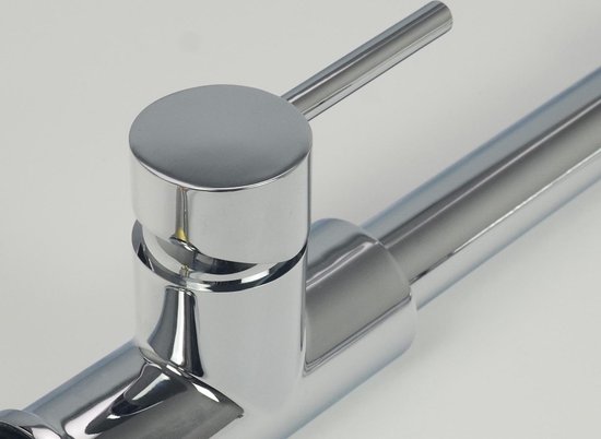Close-up van de zilverkleurige hendel en de basis van de keukenkraan.