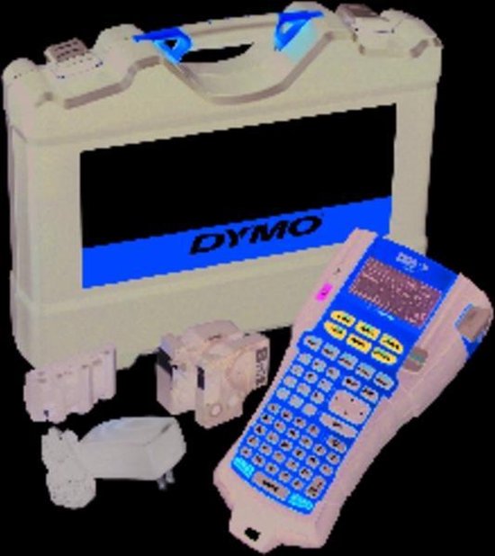 Een witte koffer met het Dymo-logo, een labelprinter, batterijen en een adapter.