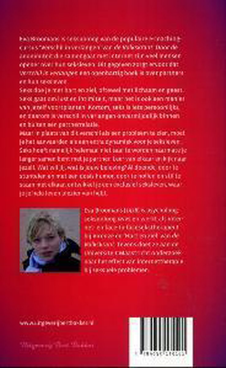 Achterkant boek met tekst en een foto van Eva Broomans. Uitgeverij Bert Bakker.