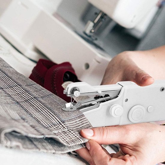 Handheld Naaimachine – Mini, Draagbaar, Met 64 Garenrollen, Batterijgevoerd (AA), Ideaal Voor Snelle Reparaties