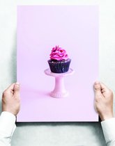 Wandbord: Paarse cupcake op een roze achtergrond - 30 x 42 cm