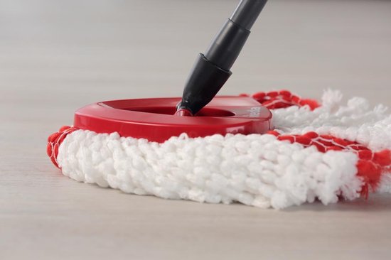 Gros plan sur les fils de microfibre rouges et blancs d'une serpillière Vileda Turbo, sur un sol clair.