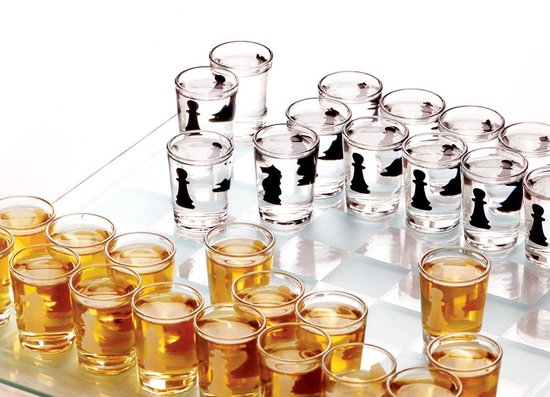 Thumbnail van een extra afbeelding van het spel MikaMax Drankspel Schaken/Fun Chess met 32 shotglazen 35 x 35 cm