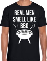 Real men smell like bbq / barbecue cadeau t-shirt zwart voor heren L