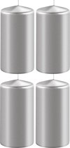 4x Metallic zilveren cilinderkaarsen/stompkaarsen 6 x 8 cm 27 branduren - Geurloze kaarsen metallic zilver - Woondecoraties