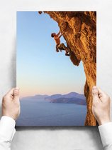 Wandbord: Rotsklimmer met een prachtig uitzicht op zee - 30 x 42 cm