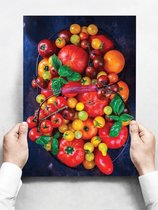 Wandbord: Verschillende soorten tomaten in een mandje - 30 x 42 cm