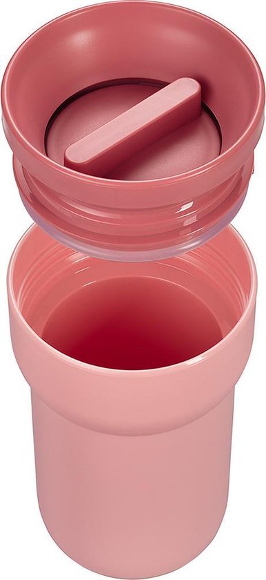 Tasse rose pâle avec couvercle détaché.