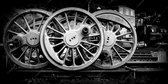 Stalen stoom trein wielen in Nederland, de Veluwe in zwart wit, sepia - woonkamer | industrieel, abstract, modern, sfeer | Foto schilderij print industrieel op canvas | 80x40cm