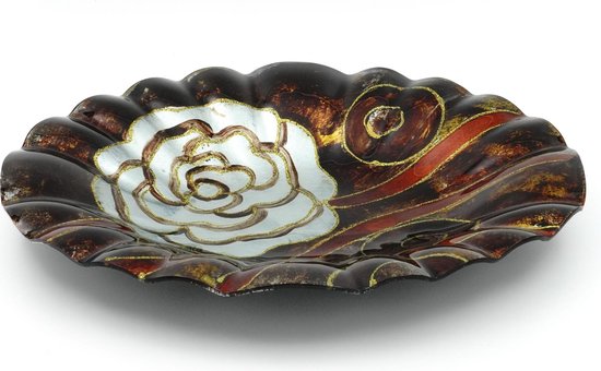 Decoratieve schaal met golvende rand, bruine en rode kleuren, met een witte roos en gouden accenten.