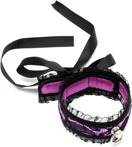 Zwarte kanten halsband met paarse voering, ruches en een D-ring. Zwarte linten maken de look compleet.