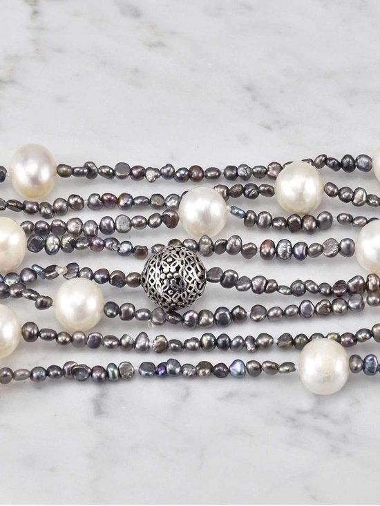 Proud Pearls® Collier de perles Extra long avec de grosses perles rondes et un ornement en argent.