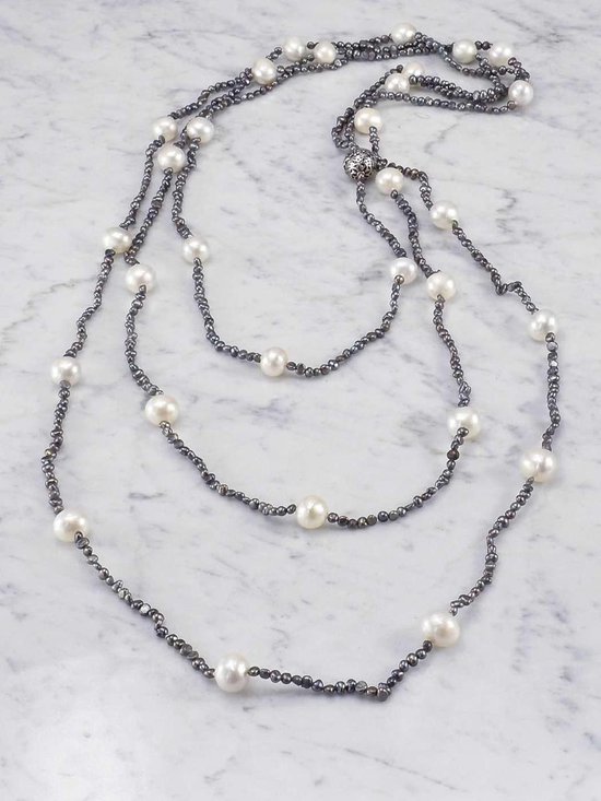 Proud Pearls® Collier de perles Extra long avec de grosses perles rondes et un ornement en argent.