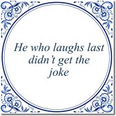 Tegeltje met hangertje - He who laughs last didn’t get the joke