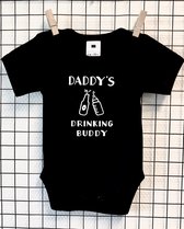Baby romper met tekst | Daddy’s drinking buddy | Kraamcadeau | Geboortecadeau | Vaderdag cadeau | Papa cadeau | Baby rompertje | Aanstaande papa | Zwart | 74