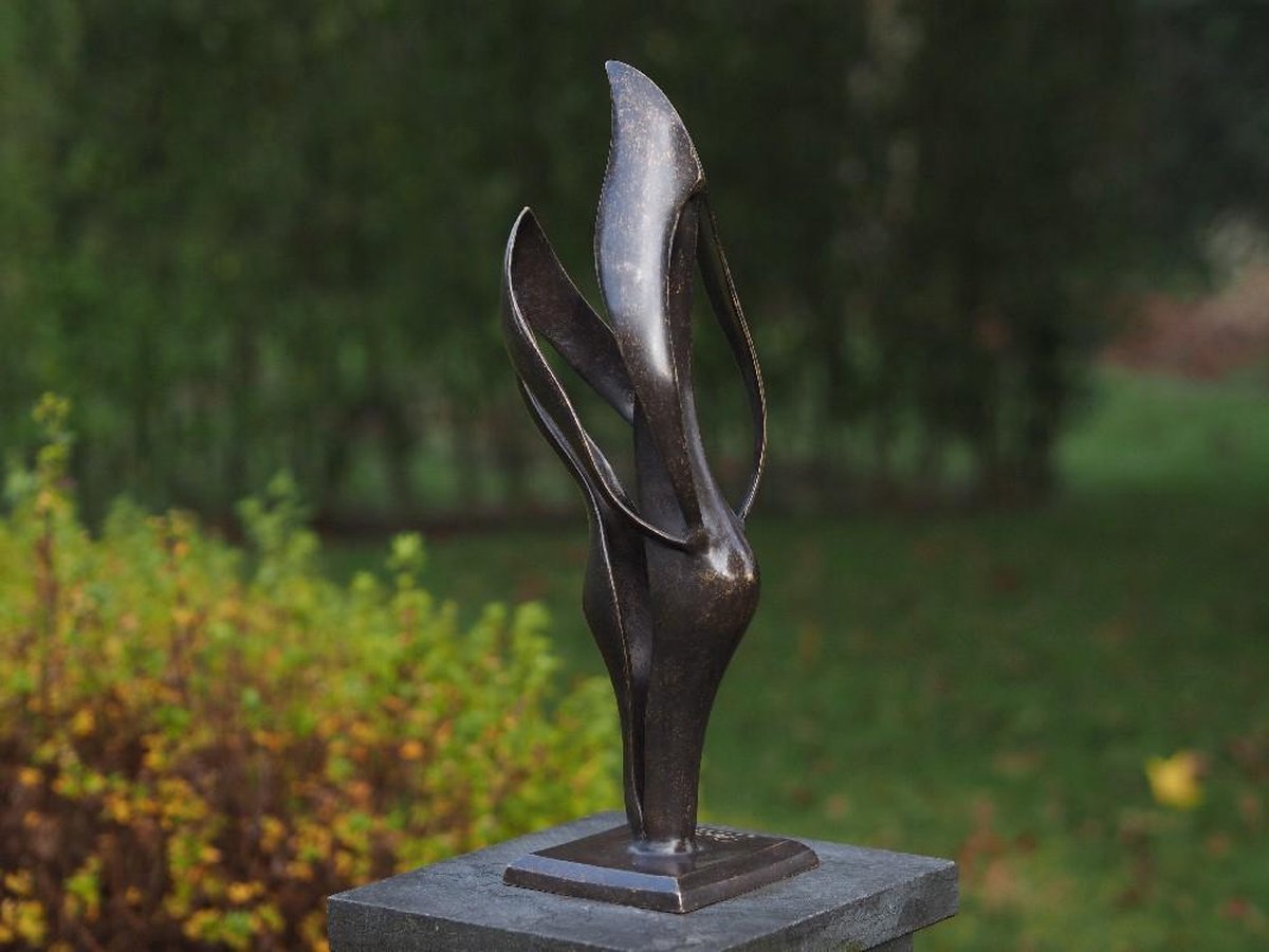 Sculpture de jardin en bronze dun couple enveloppant Abstrait et moderne -   France
