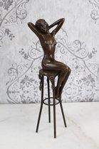 Bronzen Beeld Vrouw op een Kruk Rekkend 8.1 cm hoogte.