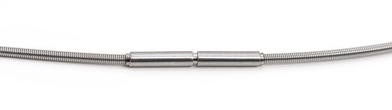 402.45. Collier edelstaal met edelstalen kern en bajonet sluiting 45 cm. De bajonet sluiting is zo slank dat het door fijne hangertjes heen kan.