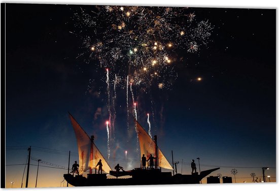 Dibond - Vuurwerk vanaf een Boot in de Nacht- Foto op Aluminium (Met Ophangsysteem)