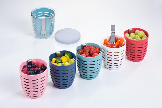 Cinq gobelets à déjeuner Mepal Ellipse colorés, remplis de fruits et légumes.