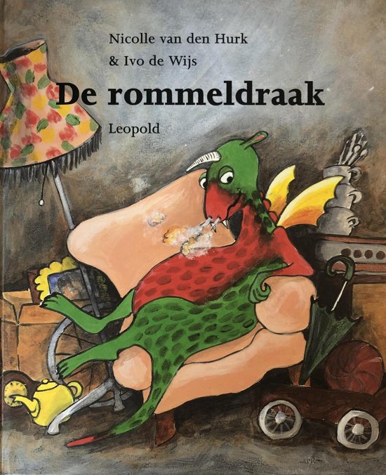 Boekomslag van De rommeldraak met een groene draak die rook uitblaast op een stoel tussen rommel.
