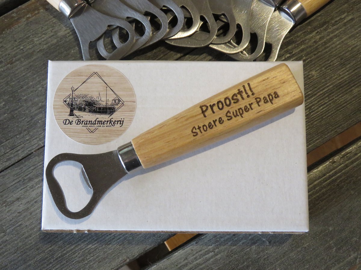"DeBrandmerkerij Flesopener - Hout - Met Tekst ""Proost!! Stoere Super Papa"""