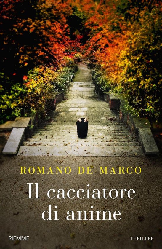 De cover van "Il cacciatore di anime" door Romano De Marco, met een persoon die op trappen zit in een herfstbos.