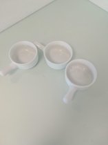 Drie leuke witte kommen met een handvat