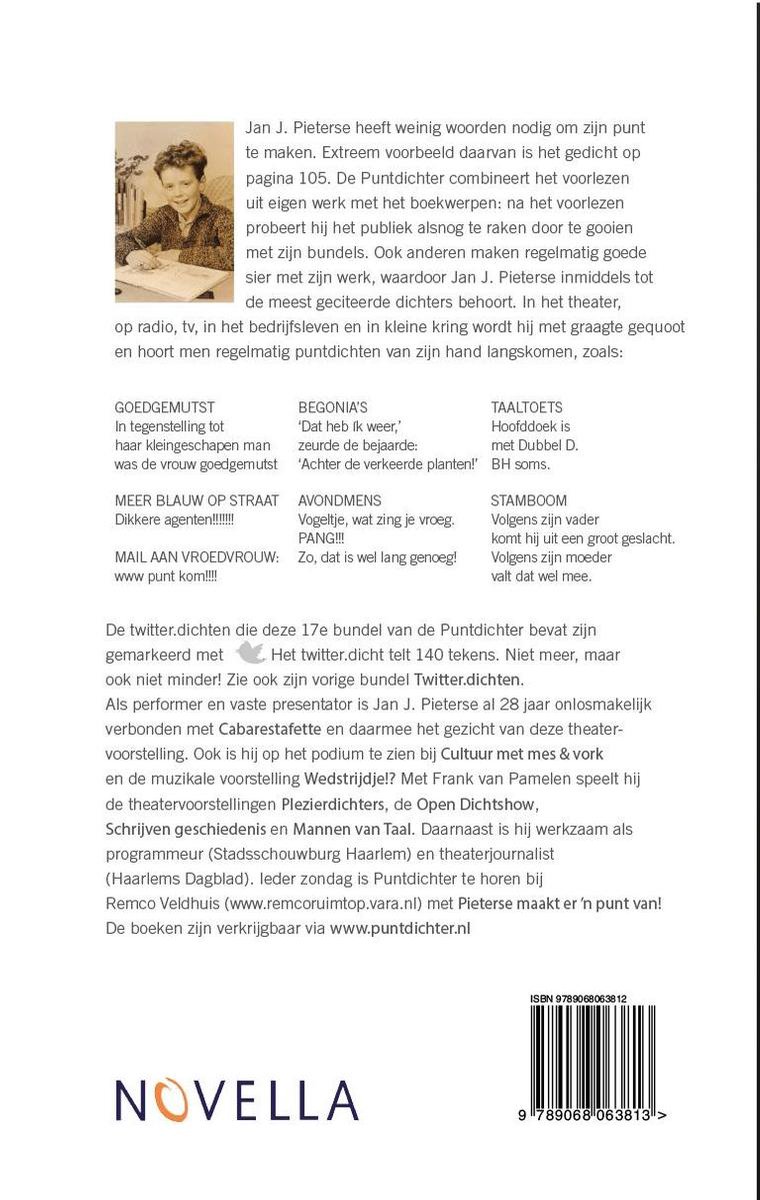 Jan J. Pieterse, in zwart-wit, zittend aan een bureau met een boek in handen.