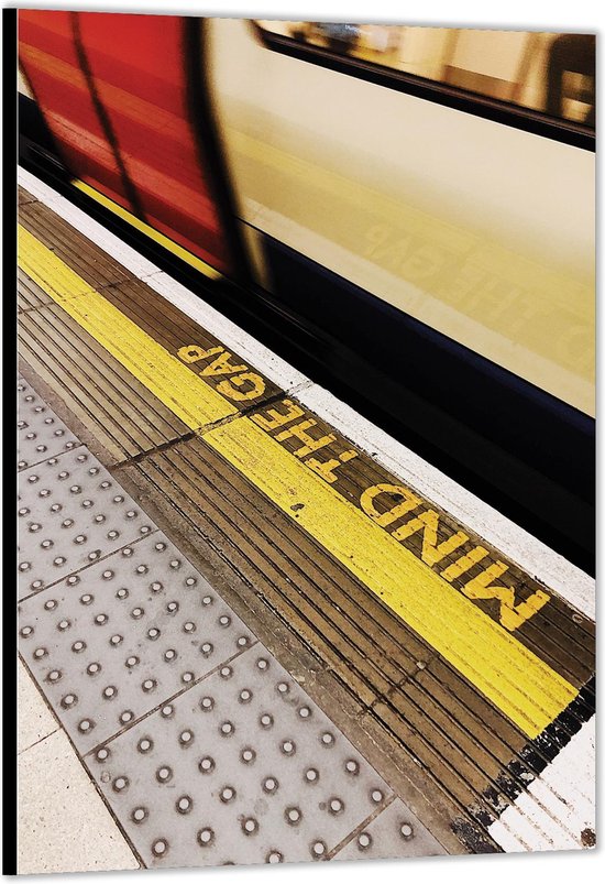 Dibond –Metro met Tekst op de Grond (Mind The Gap)– 60x90cm Foto op Aluminium (Met Ophangsysteem)