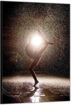 Dibond –Danseres in Regen met Groot Licht in Achtergrond– 100x150cm Foto op Aluminium (Met Ophangsysteem)