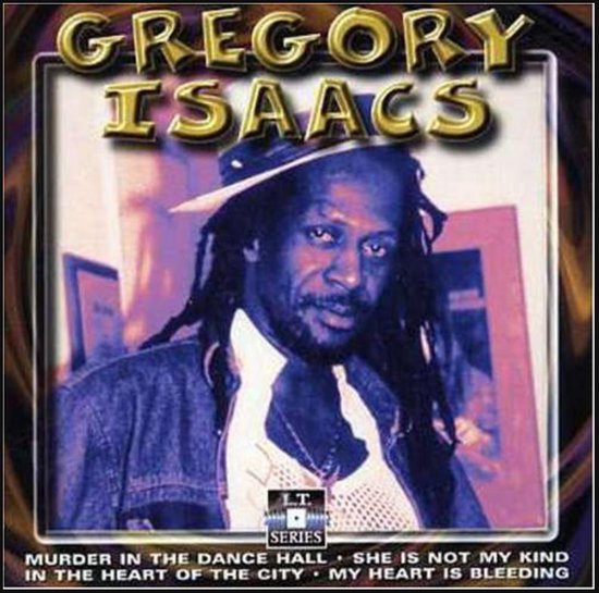 Gregory Isaacs met dreadlocks, witte mesh top en spijkerjack. Tekst: 'Gregory Isaacs'