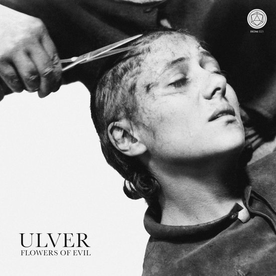 Zwart-wit foto van een vrouw wiens haar wordt afgeknipt. "ULVER FLOWERS OF EVIL" staat onderaan.